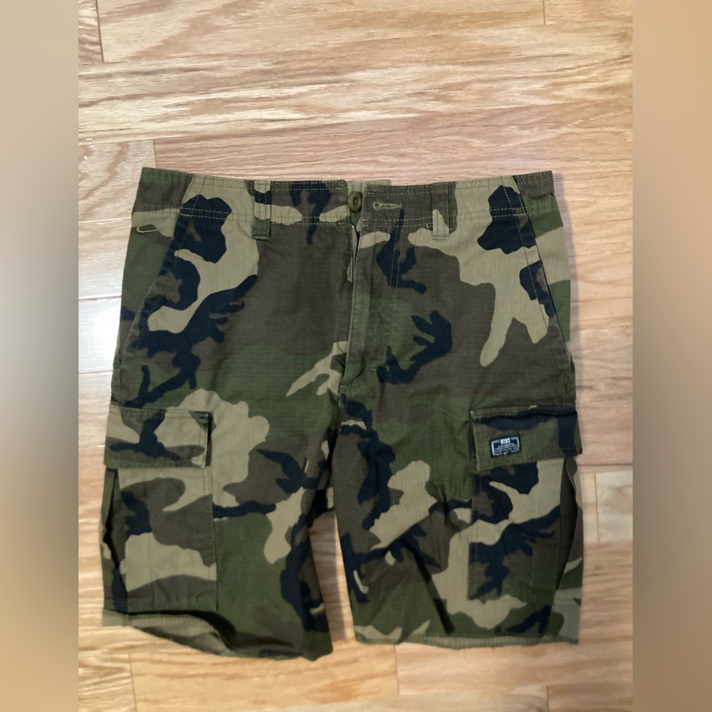 Nike SB rip stop camo cargo shorts size 30